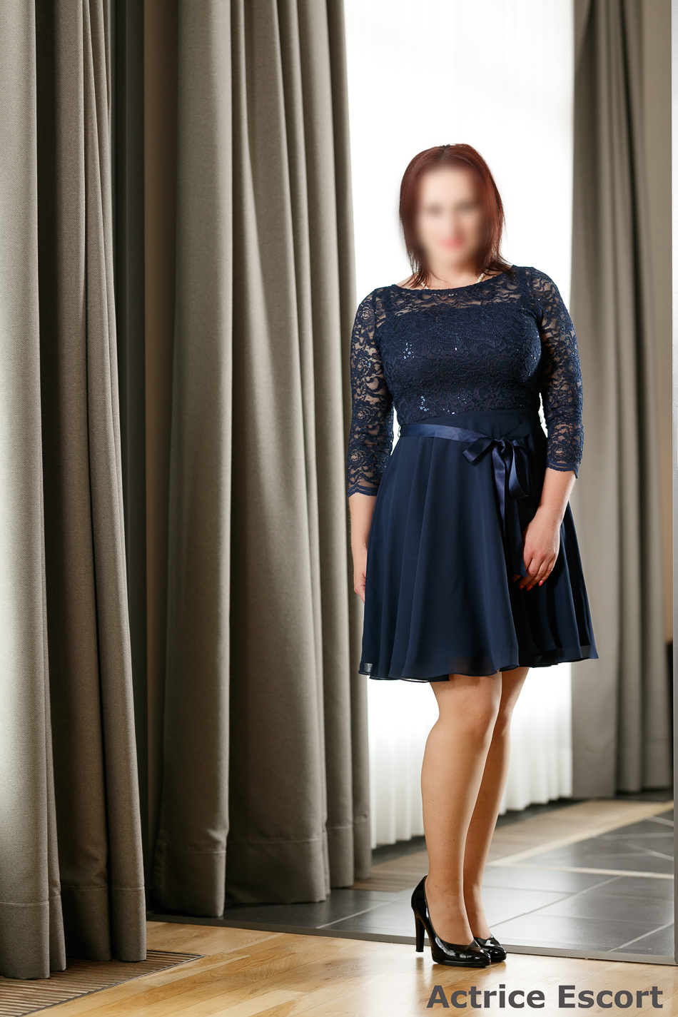 Alexandra Escortservice Bernburg Saale elegantes Kleid in blau - Escort Damen
