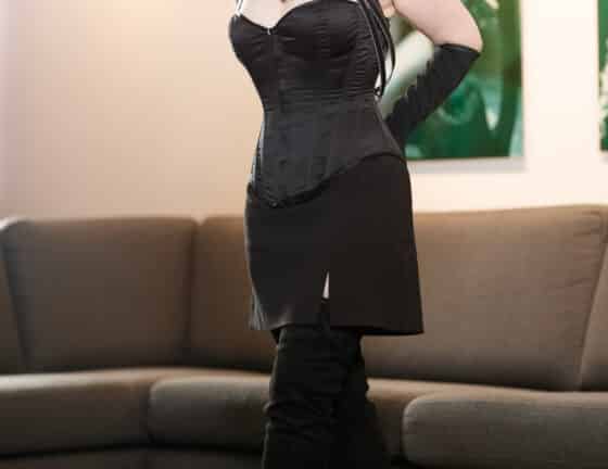 Stella Escortservice München Korsett mit Harness