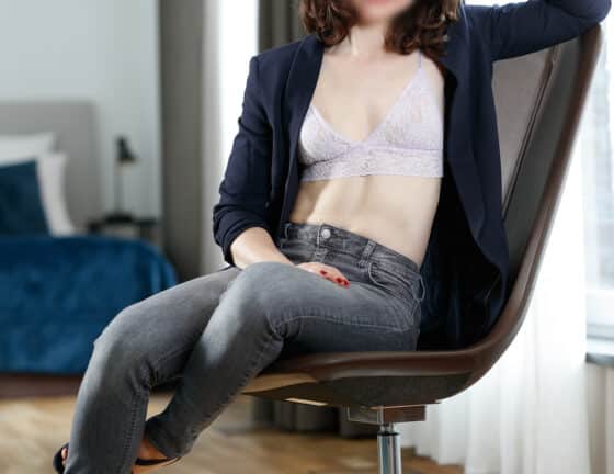 Leonie Escort Service Dame Köln casual in grauer Jeans und blauem Blazer