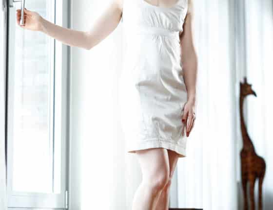 Leonie Escort Service Dame Köln weißes Etui Kleid