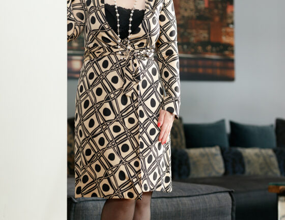 Sandrine Escort Dame Essen elegantes Wickelkleid